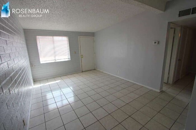 Building Photo - 565 S Hobson