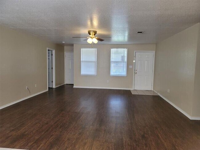 Foto del edificio - Spacious 3-2-2 in Granbury ...Coming soon.