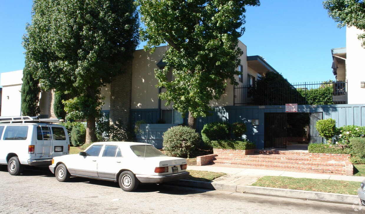 Primary Photo - 5101 Buffalo Ave