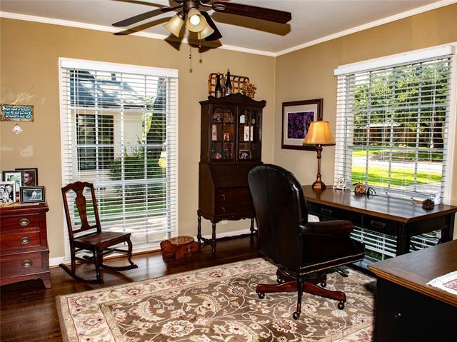 Foto del edificio - 6216 Mercedes Ave