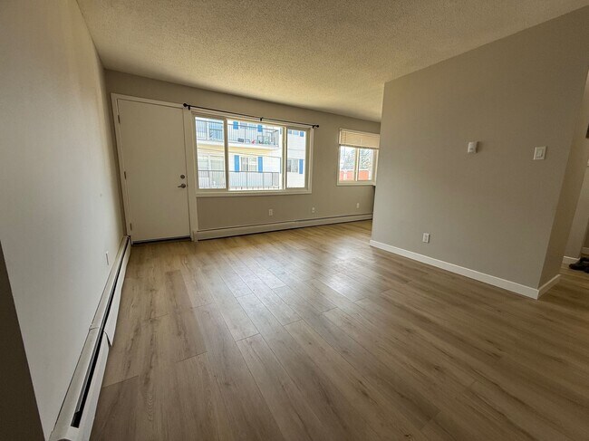 Building Photo - 1 Bed 1 Bath Unit in Edmonton, AB