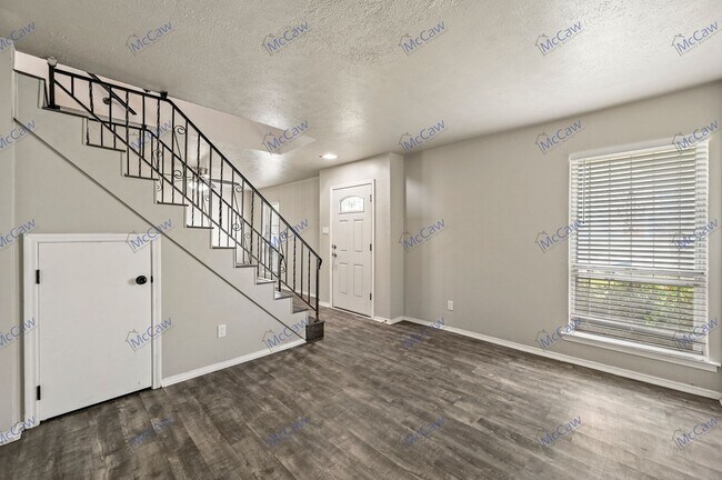 Building Photo - Wonderful 3/2.5 Duplex in Dallas (75224)!