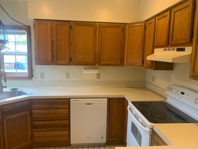 Building Photo - Darling Greenlake Bungalow ! 2 bed, 1.75 b...