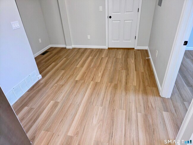 Foto del edificio - 585 Horton Hill Rd