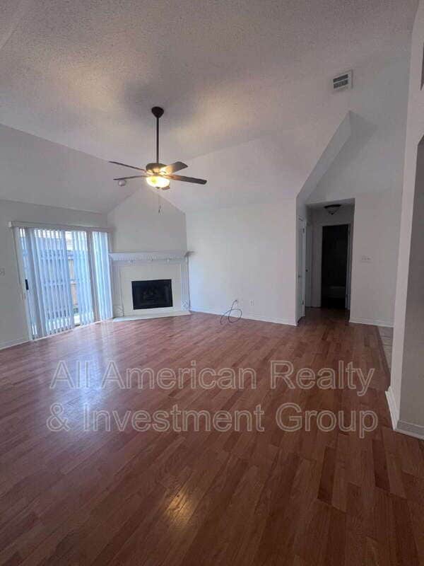 Foto del edificio - 1721 Colonial Ct