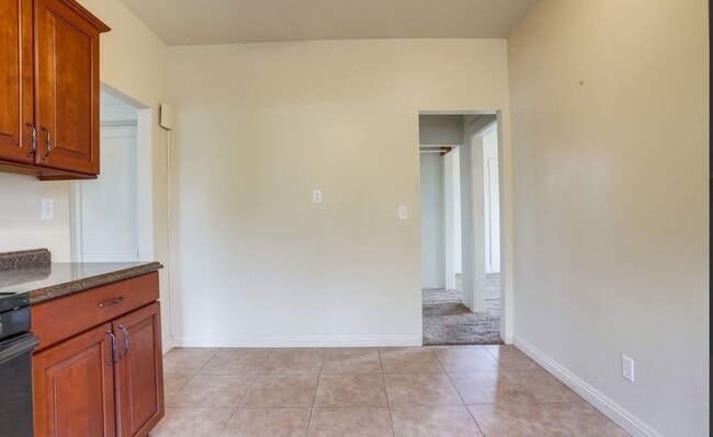 Building Photo - 6826 Hollenbeck St