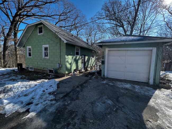 Building Photo - 2 bedroom 1 bath home in Rock Island