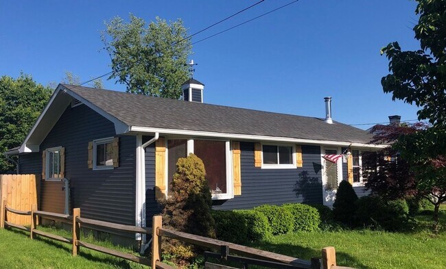 Building Photo - Freshly renovated three-bedroom house in L...