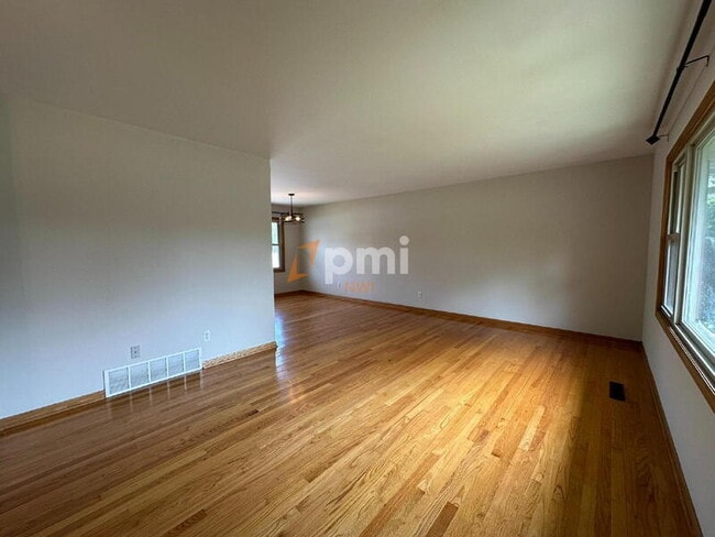 Building Photo - 9554 Crestwood Ave