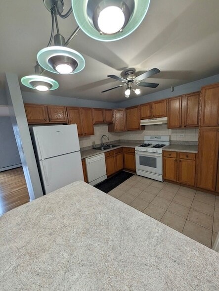 Building Photo - 8856 Northshore Dr