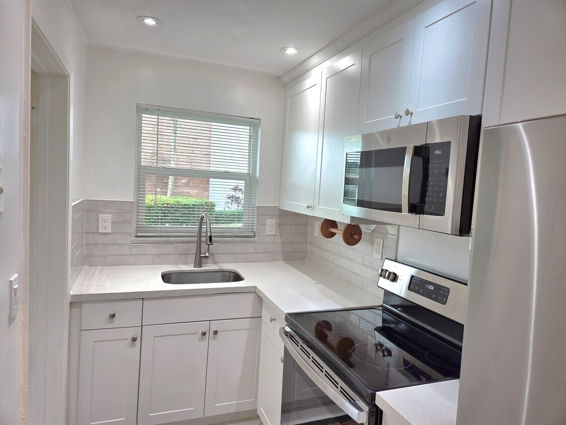 Bright updated kitchen - 1971 SE 5th Ct