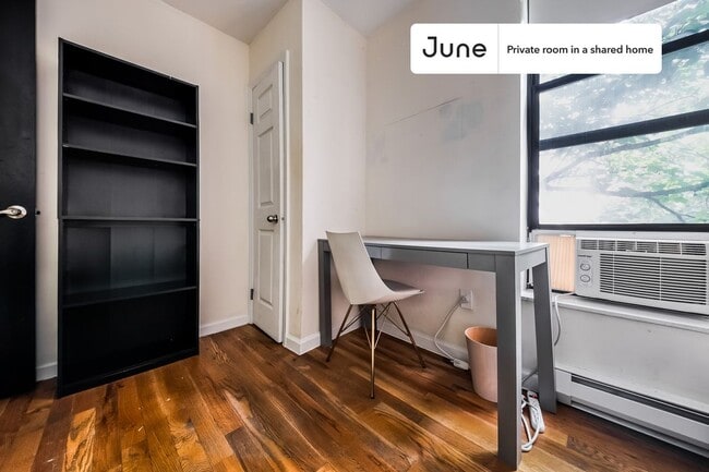 Building Photo - Private bedroom in 5 bed/2 bath Home