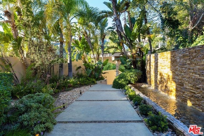 Building Photo - 8825 Hollywood Blvd