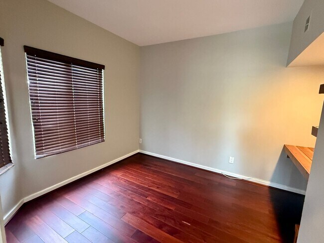 Foto del edificio - 4 bed, 3 bath Townhouse in Gated Community...