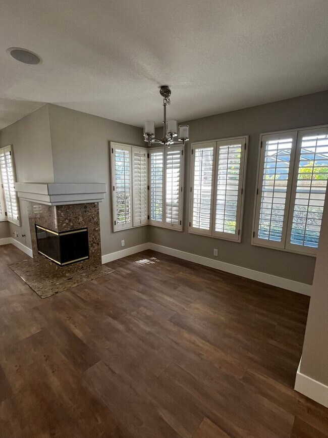 Foto del edificio - Downstairs 2 bed 2.5 bath unit in MV!