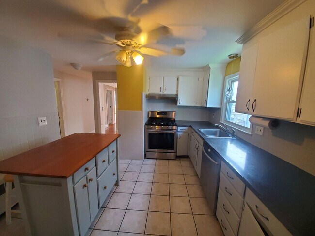 Foto del edificio - Spacious 3 Bd 2 Bath Condo near Alewife T in Arlington