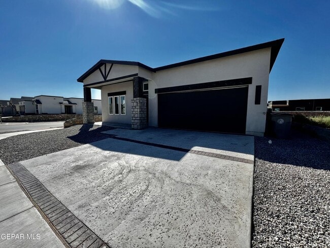 Foto del edificio - 14852 Mike a Mendoza Ave