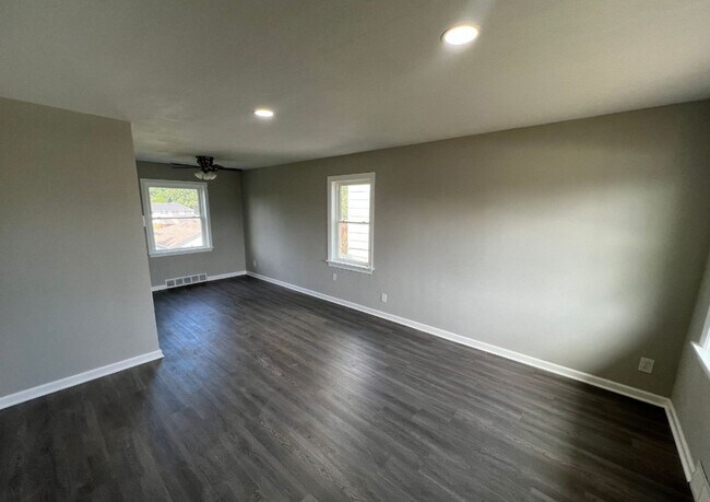 Foto del edificio - Modern 2-Bed, 1-Bath Duplex with Garage & ...