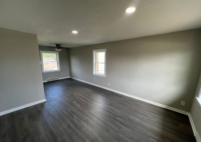 Building Photo - Modern 2-Bed, 1-Bath Duplex with Garage & Basement Storage