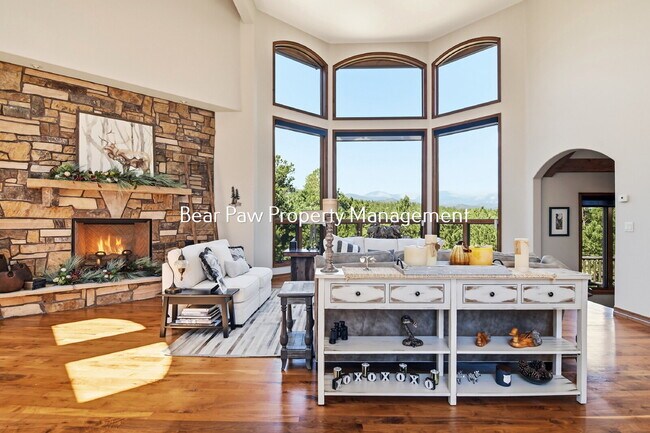 Foto del edificio - "Spacious 6-Bedroom Retreat with 7 Luxurious Bathrooms off Upper Bear Creek!"