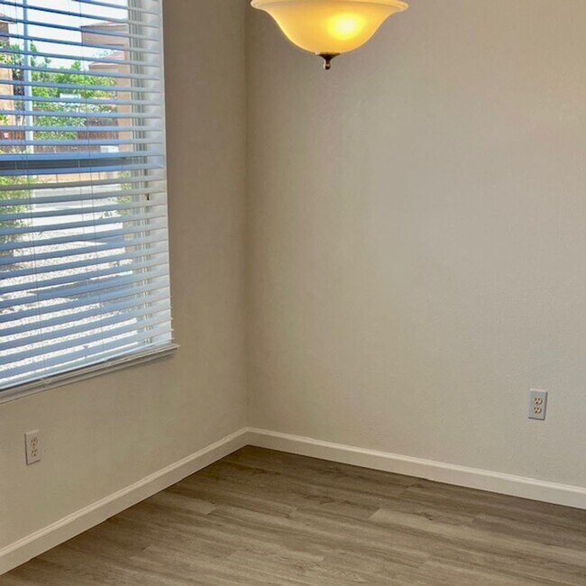 Building Photo - Beautiful 3 bed 2bath 2car garage with fre...