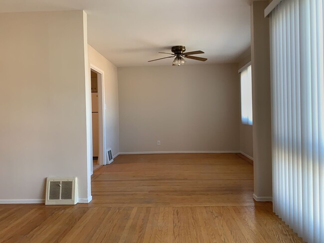 Building Photo - Newly Refinished 2 Bed, 1 Bath + Bonus Roo...