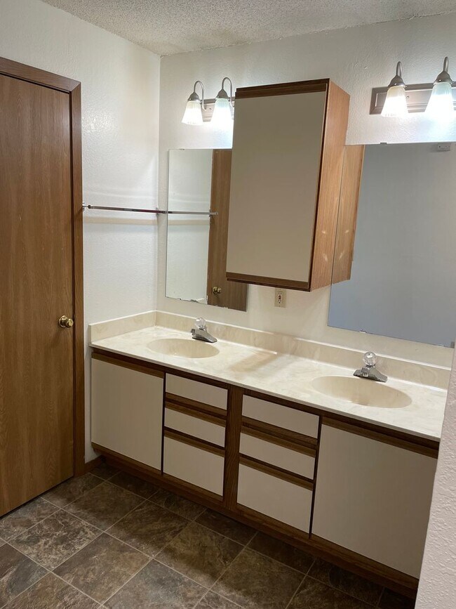 Foto del edificio - FIRST MONTH FREE RENT WITH SIGNED 12 MONTH LEASE