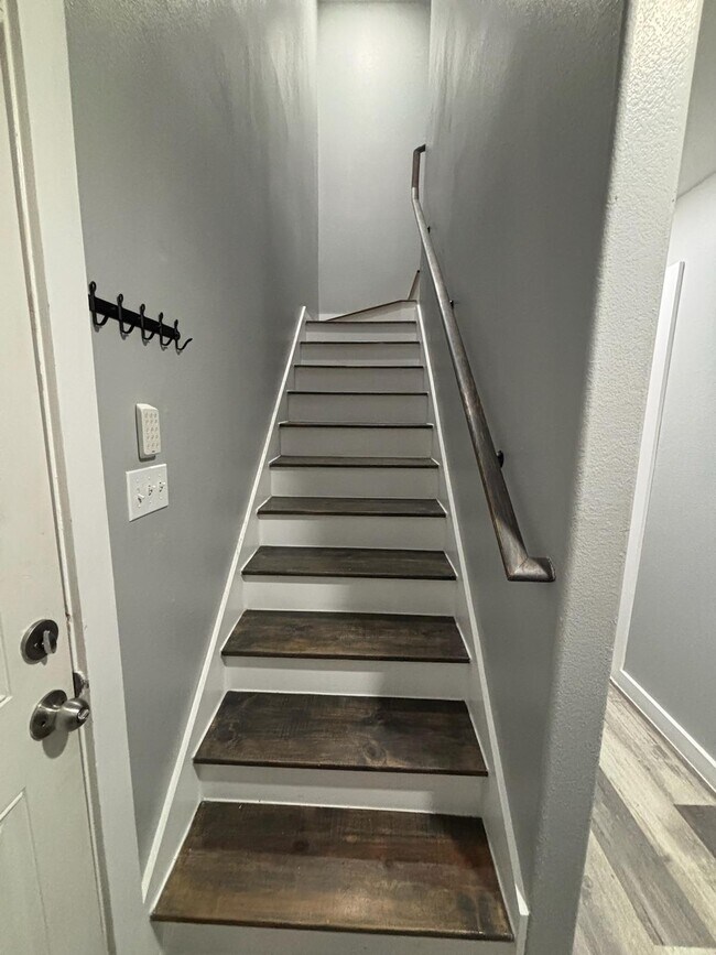 Foto del edificio - 8220 Crestview Dr