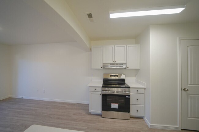 Foto del edificio - Remodeled 3 Bed / 2.5 Bath Townhome in Great Location