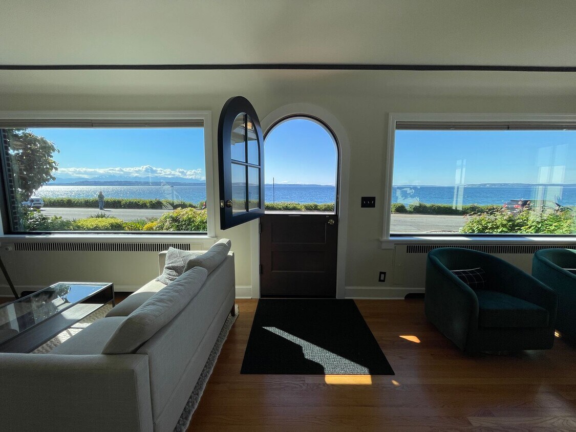 Primary Photo - Spectacular Furnished Water Front Home on ...