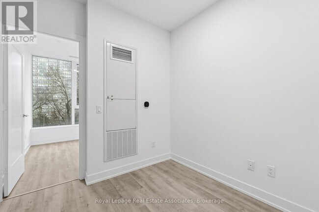 Photo du bâtiment - 25 Cordova Ave