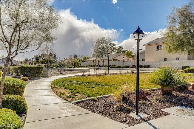 Foto del edificio - 8841 Iron Hitch Ave