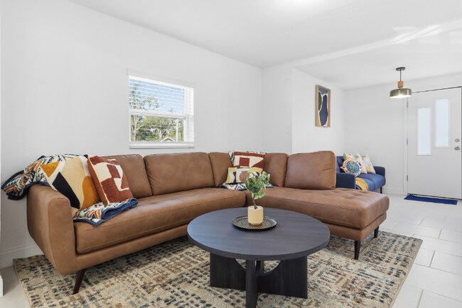 Building Photo - 118 W Sligh Ave