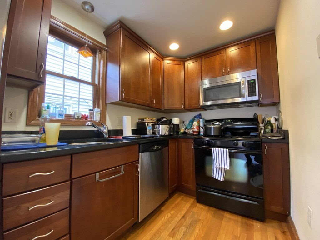 Foto principal - 244 W 3rd St