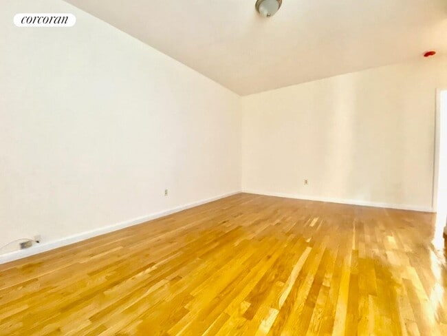 Foto del edificio - 585 Isham St