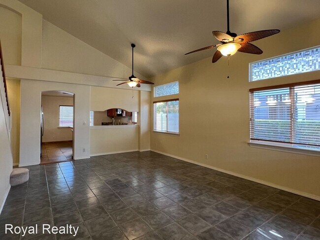 Building Photo - 4 br, 2.5 bath House - 321 Ainahou St. #K
