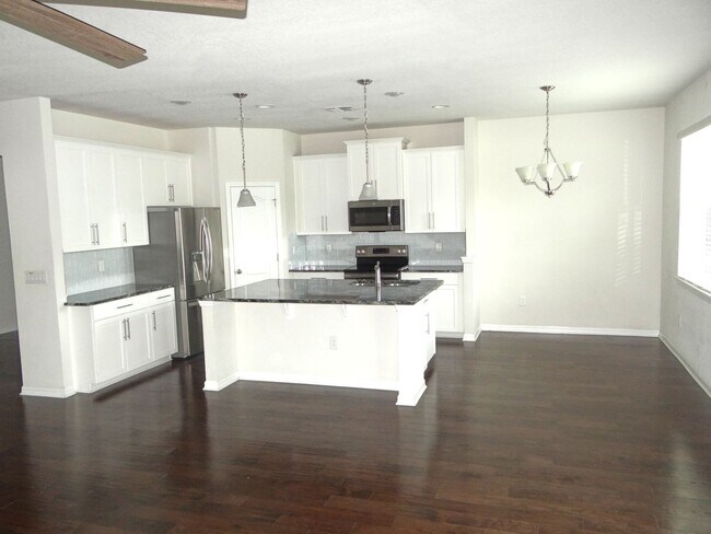 Building Photo - Spacious family home - 4 bedroom, 2.5 bath