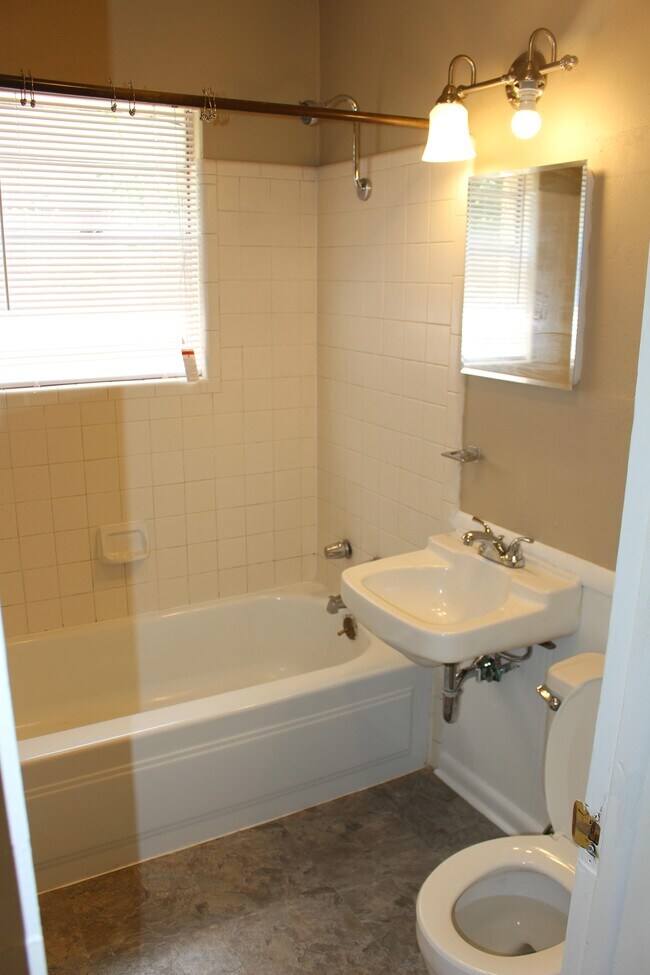 Building Photo - 1713 Parkview Ter