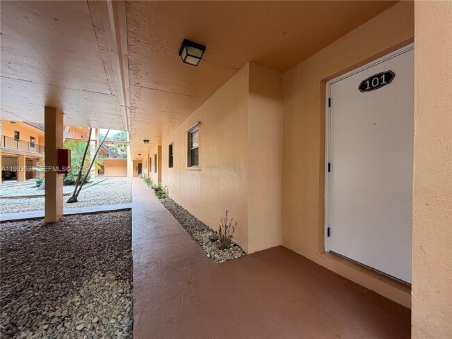 Foto del edificio - 400 Commodore Dr