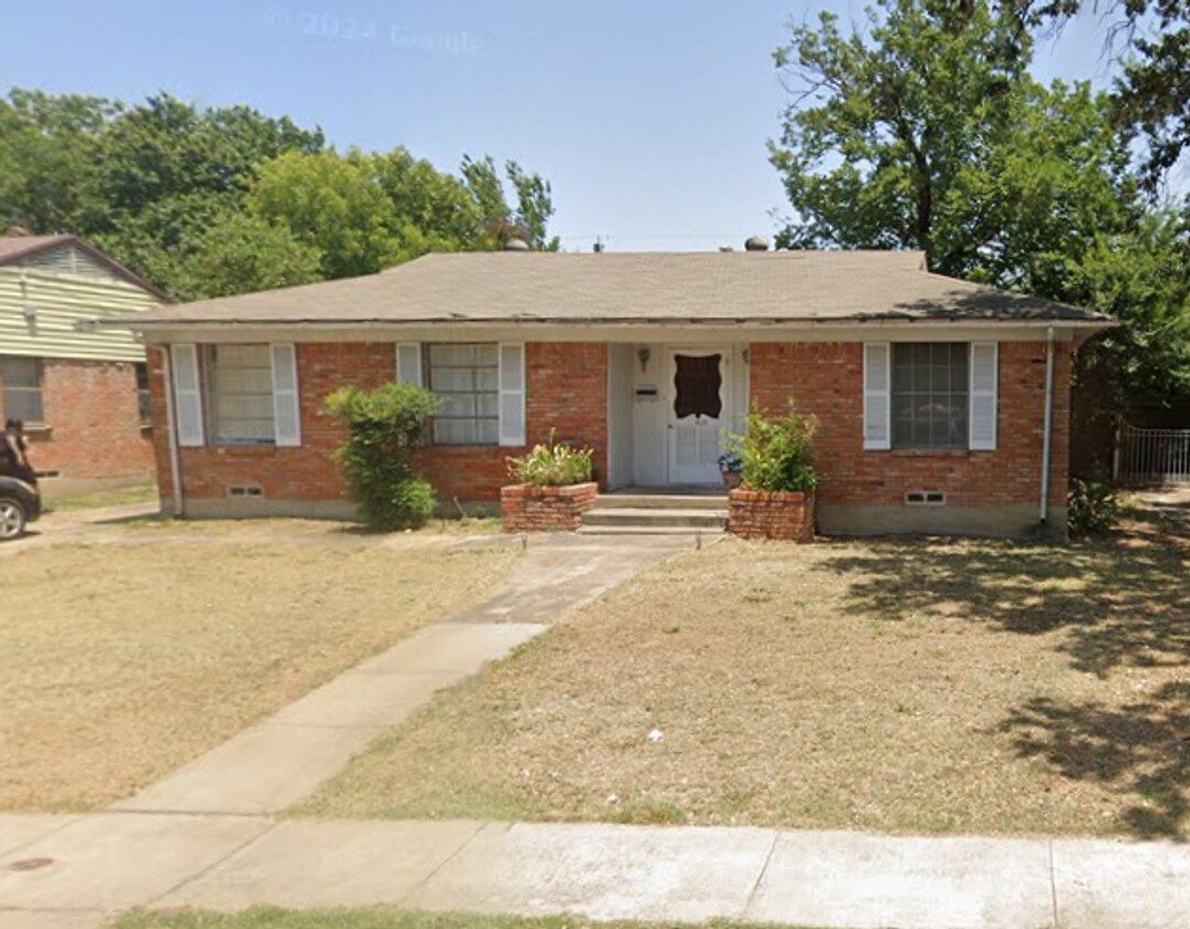 Foto principal - 3 Bed 2 Bath Brick Home with Laundry Hooku...