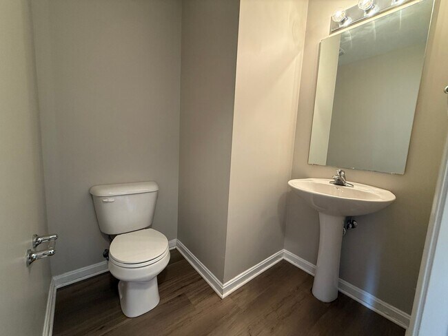 Foto del edificio - LARGE BEAUTIFUL 3 Bedroom 2.5 Bath Townhou...
