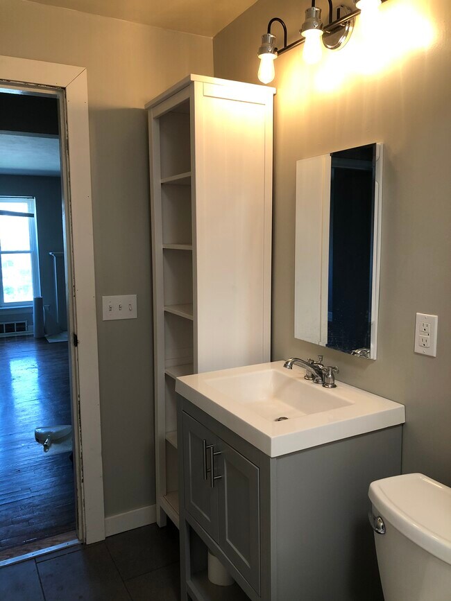 Foto del edificio - 7558 Woodland Ave Unit B