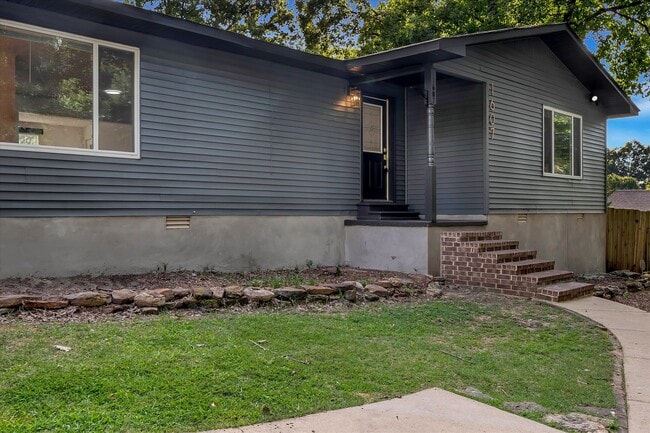 Foto del edificio - 4BR/3BA Updated Home – Quiet Cove + Fenced Yard!