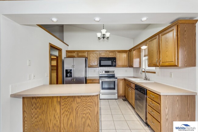 Building Photo - Spacious 4 bed 3 bath Home in Derby School...