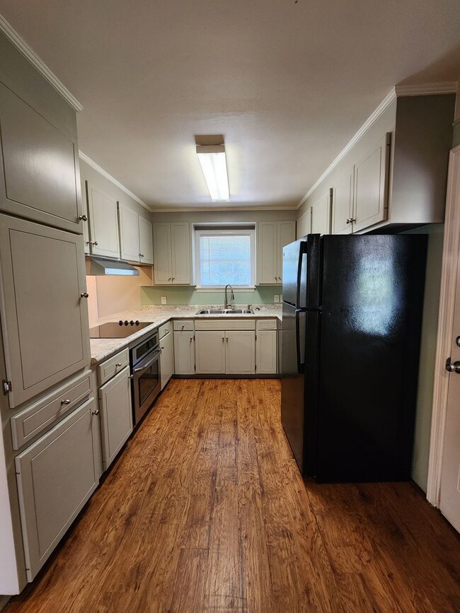 Building Photo - Charming 3BR/2BA Brick Home with Vintage Flair, Expansive Backyard & Walk to VSU!