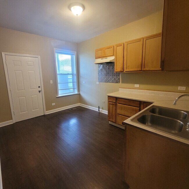 Building Photo - 531 W 61st Pl