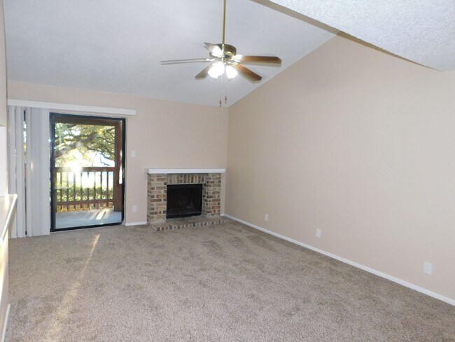 Building Photo - Country Hollow Condominiums