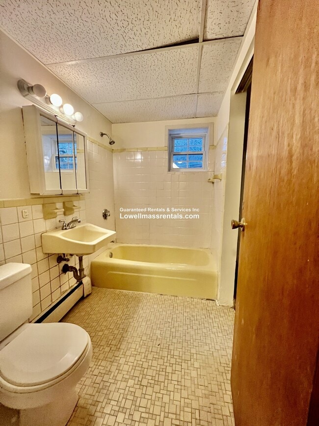 Building Photo - 238 Chelsea St
