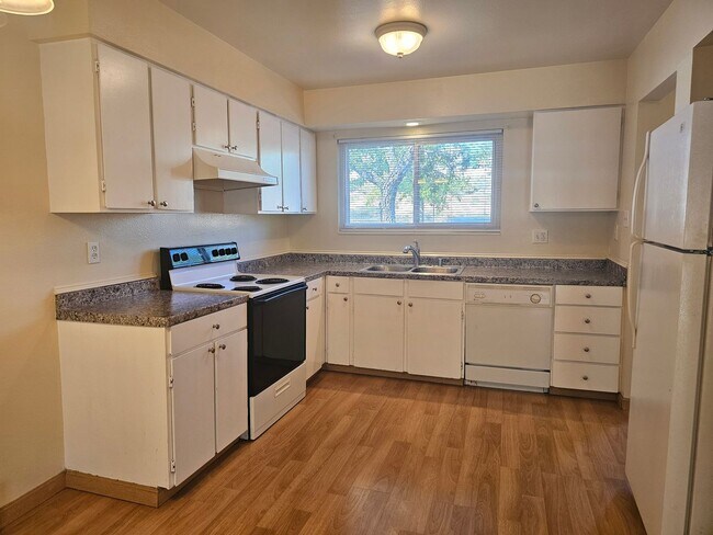 Building Photo - Southeast Reno Townhome - Close to Everyth...