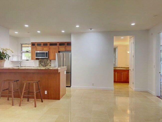 Foto del edificio - 2-Bedroom Executive Duplex in Serene Manoa...